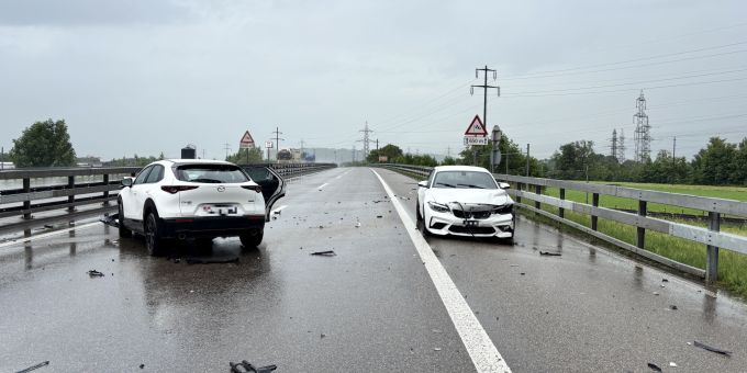 Auf der A3 bei Niederunen kollidierten zwei Autos. Sachschaden