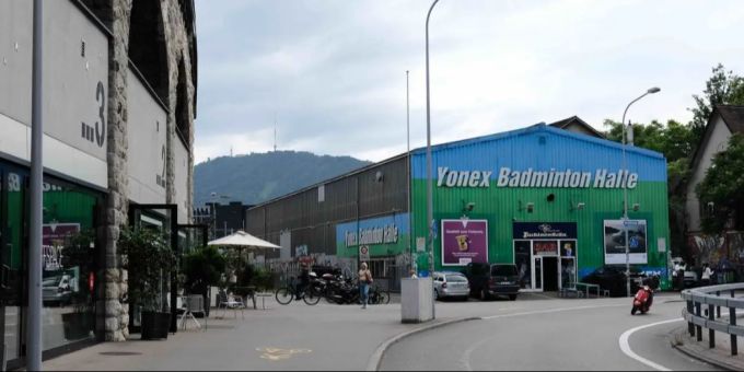 Wegen der zu engen Platzverhältnisse zwischen der Halle und dem Eisenbahnviadukt müsste die Sporthalle Platz machen. Yonex Badmintonhalle