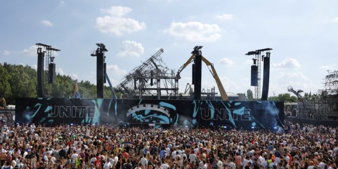 Tomorrowland Festival Bühne Menschen