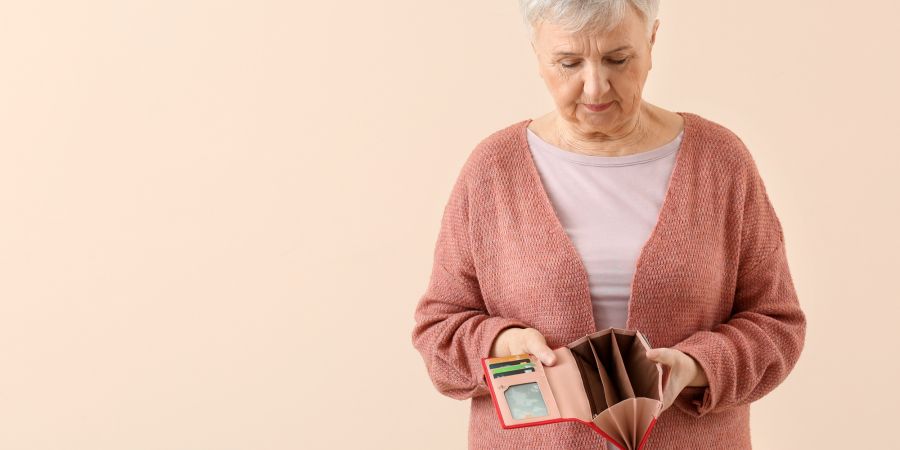 Rentnerin mit leerem Portemonnaie