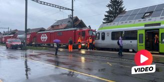 Panne - Eine Stunde warten: Zug wird im Morgenverkehr abgeschleppt
