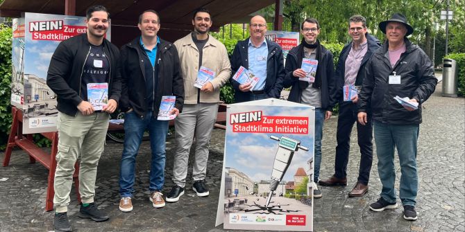 Gruppenfoto Strasse Pflaster Plakat