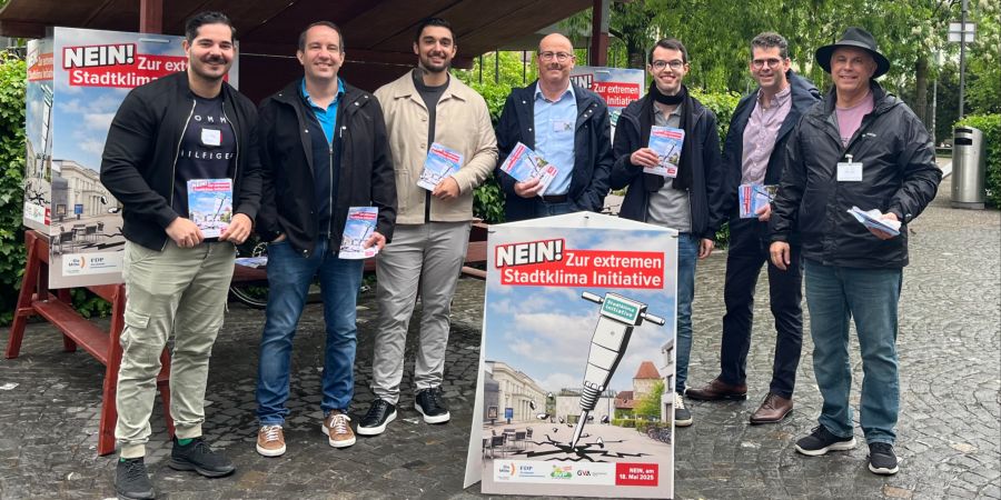 Gruppenfoto Strasse Pflaster Plakat