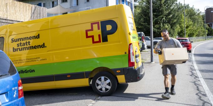 Eine Bernerin wartete vergeblich auf ihr vermeintlich zugestelltes Päckli. Die Post geht von einem menschlichen Fehler aus. (Symbolbild) Die Post