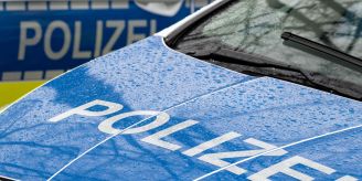 Unfall - Auto prallt gegen Baum – Säugling und Teenager sterben