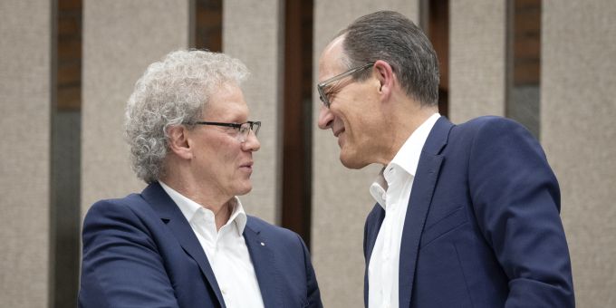 Der abtretende Ratspräsident Guy Krayenbühl (GLP), rechts, gratuliert dem neu gewählten Ratspräsident Christian Huser (FDP) nach seiner Wahl im Zürcher Gemeinderat. Christian Huser