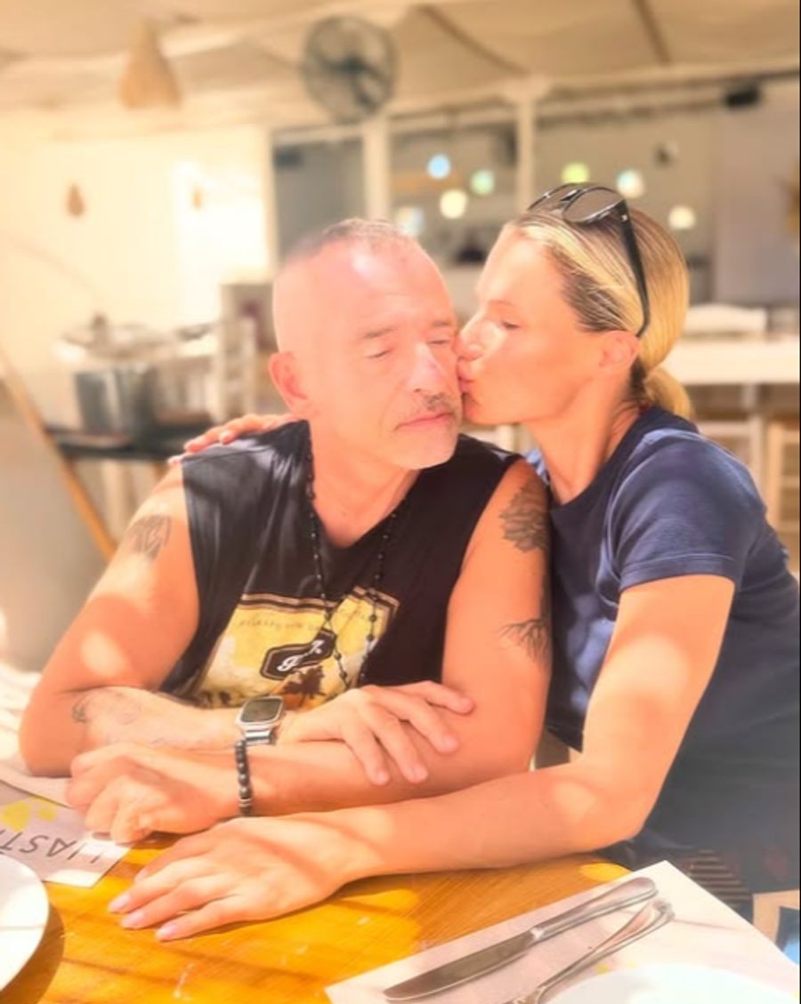 Auch Eros Ramazzotti war dabei – und kriegt ein Bussi von seiner Ex-Frau.