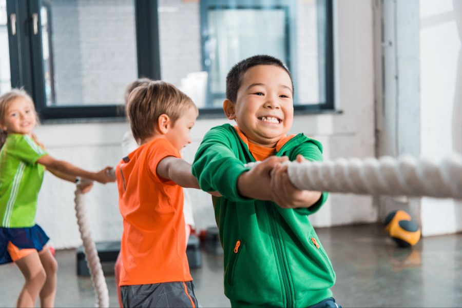 Kinder beim Seilziehen