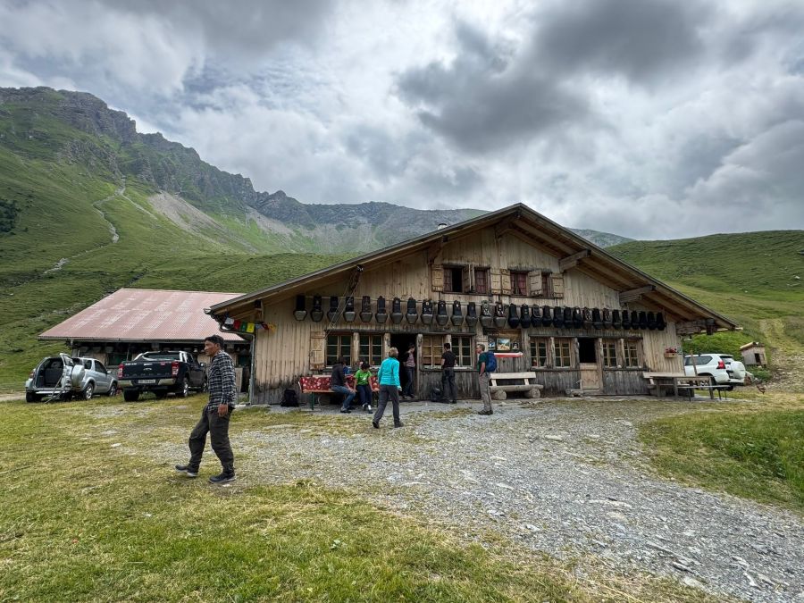 Oberhalb von Gstaad befindet sich die Alphütte.