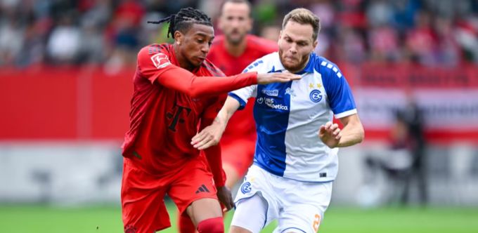 Der damalige Bayern-Neuzugang Michael Olise (l.) letzten Sommer im Duell mit Benno Schmitz (nicht mehr in Zürich) von GC. gc bayern