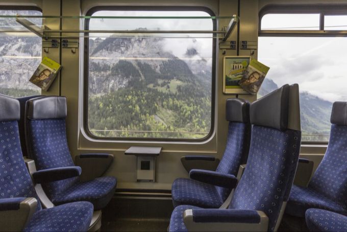 Ein Mann leidet unter unkontrollierbarem Stuhlgang und verschmutzte einen Sitz der Wynental- und Suhrentalbahn so stark, dass ein Sachschaden von 700 Franken entstand. (Symbolbild) Zugsitz