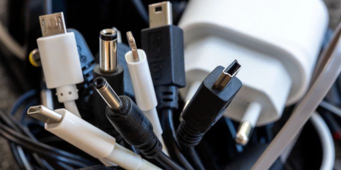 Ein Bündel unterschiedlicher Ladekabel für Elektrogeräte wie Mobiltelefone oder Laptops. (Symbolbild) Elektrogeräte