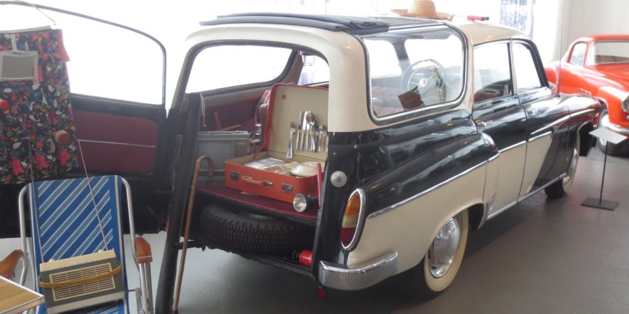 311/5 Campinglimousine, mit Faltdach: Um nicht als Nutzfahrzeug wahrgenommen zu werden, wurde der Kombi des Wartburg 311 als "Campinglimousine" bezeichnet.