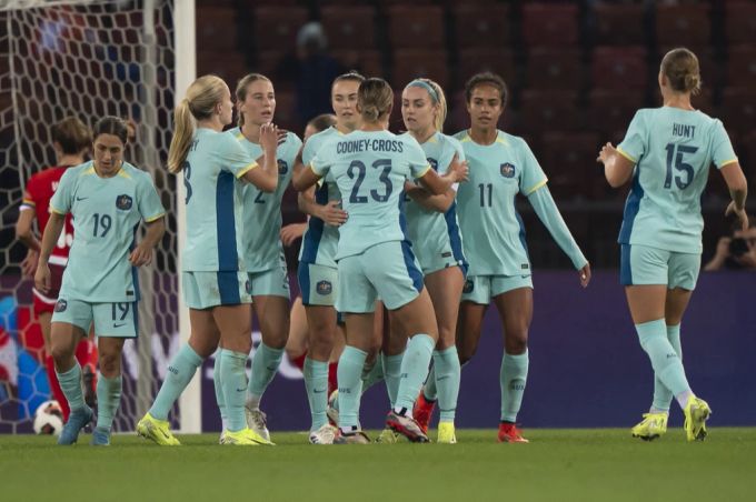 Caitlin Foord bringt die Australierinnen kurz vor der Pause per Penalty in Führung. Caitlin Foord