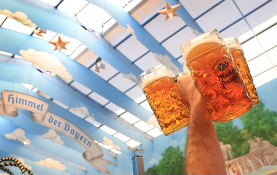 Eine Mass am Oktoberfest München kostet dieses Jahr teilweise erstmals über 15 Euro.