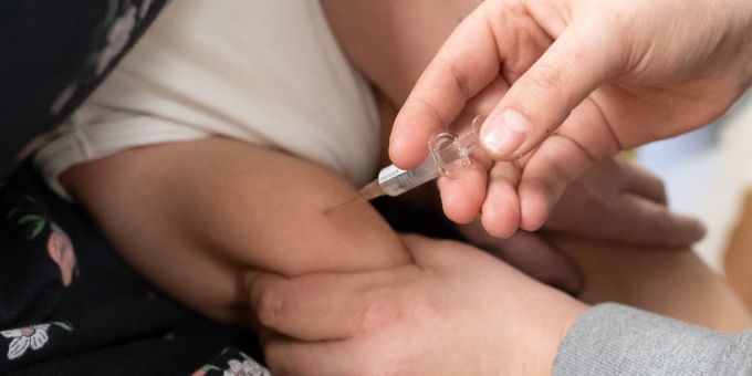 Der Wirkstoff zirkuliert nach der Injektion im Körper und inaktiviert das Virus. Impfung Kleinkind