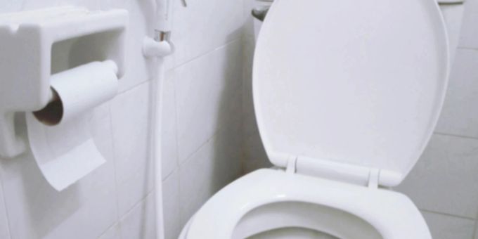 Der Gang zur Toilette ist während der Arbeit nicht vermeidbar. Nicht alle Arbeitgeber stellen jedoch private Sanitäranlagen zur Verfügung. Toilette