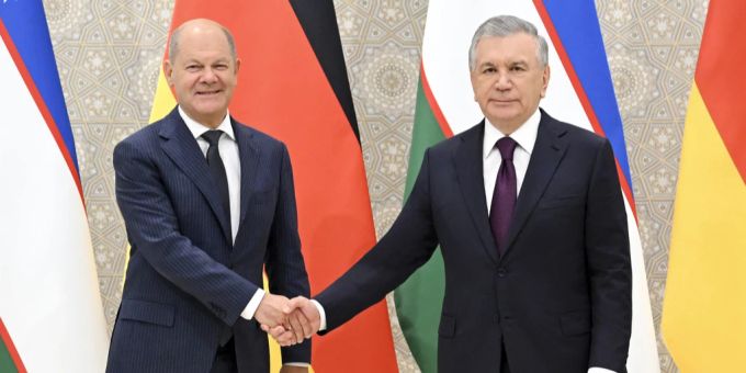 Zum Auftakt seiner Zentralasien-Reise trifft der deutsche Bundeskanzler Olaf Scholz (l) Usbekistans Präsident Shavkat Mirziyoyev (r). Olaf Scholz