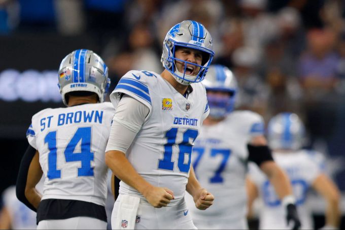 Jared Goff (rechts) hatte drei Touchdown-Pässe – einer davon ging an Amon-Ra St. Brown. Detroit Lions