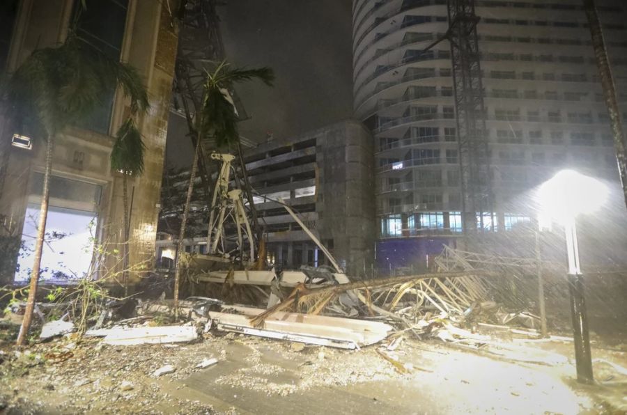 In St. Petersburg in Florida wurde ein Kran vom Hurrikan umgewindet und ist auf die Strasse gestürzt.