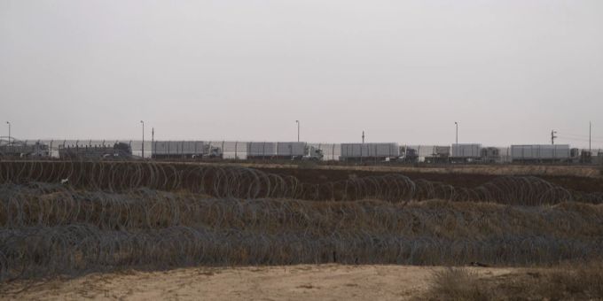 Lastwagen mit Lebensmitteln warten vor der Gaza-Grenze. UN