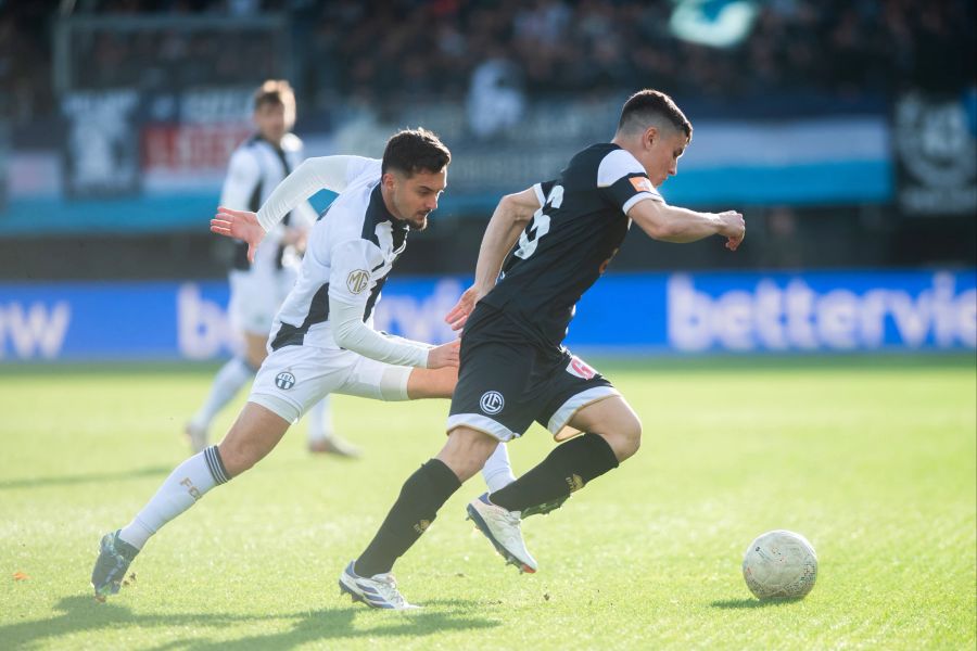 FCZ-Mittelfeldspieler Bledian Krasniqi im Duell mit Luganos Mattia Zanotti.