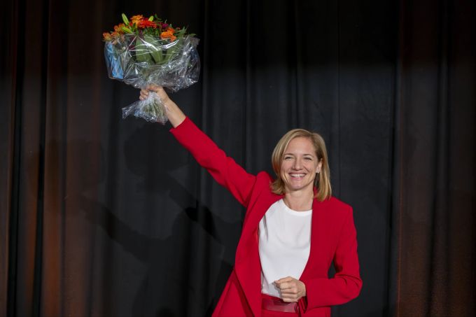 Esther Keller (GLP) freut sich mit einem Blumenstrauss bei der Verkündung der Resultate im zweiten Wahlgang der Regierungsratswahlen im Kanton Basel-Stadt. WAHLEN, REGIERUNGSRAT, BS,