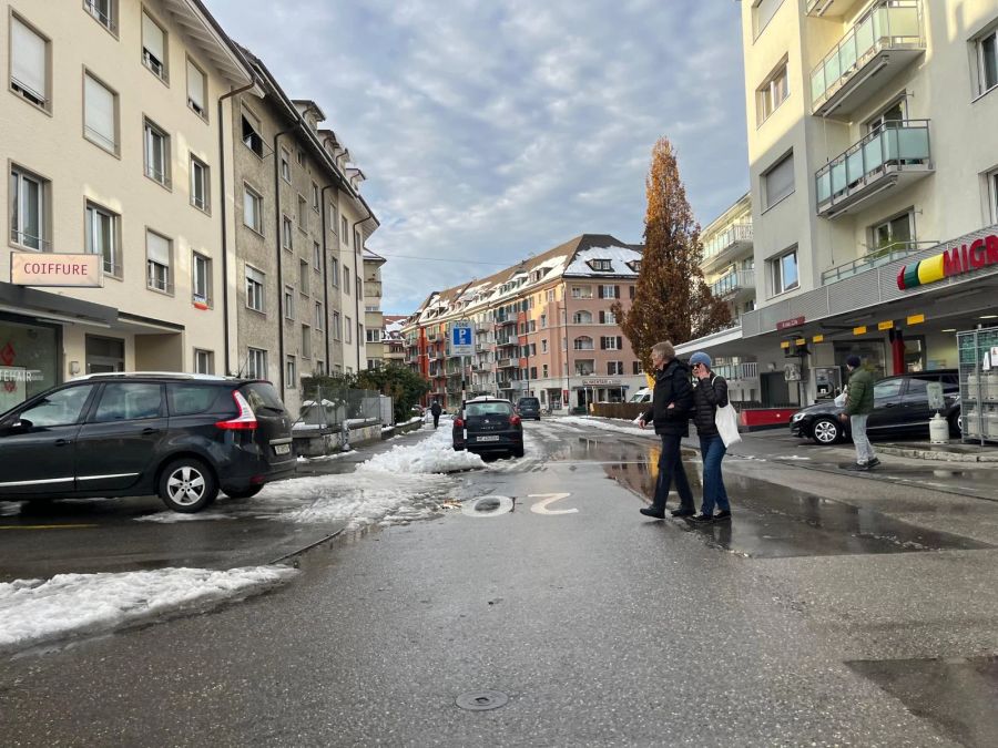 Auch die Gesellschaftsstrasse wurde noch nicht vom Schnee befreit.