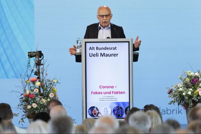 Alt-Bundesrat Ueli Maurer spricht beim Symposium zum gesundheitspolitischen Rückblick und Ausblick 2024 unter dem Titel «Corona – Fakes und Fakten», am 6. April 2024 in Bern. Ueli Maurer Coronavirus Skeptiker