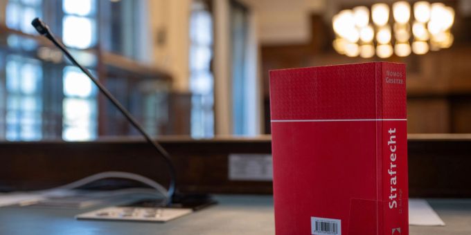 Wegen mehrfachen gewerbsmässigen Betrugs verurteilte das Kantonsgericht in Trogen AR eine 48-jährige Frau zu 48 Monaten Haft. (Archivbild) Urteil
