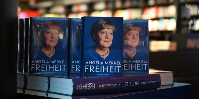 Ausgaben des Buchs «Freiheit. Erinnerungen 1954 – 2021» von Ex-Kanzlerin Angela Merkel stehen im Kulturkaufhaus Dussmann in der Berliner Friedrichstrasse. Angela Merkel Buch