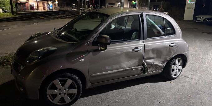 An den Fahrzeugen entstand Sachschaden von mehreren tausend Franken. entstand Sachschaden