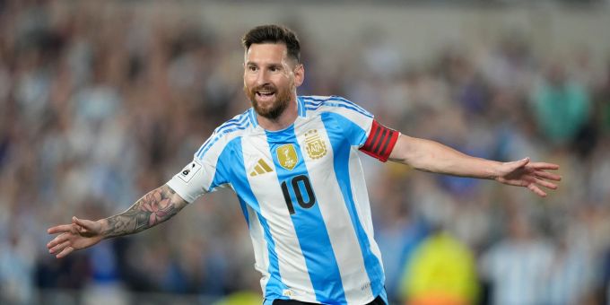 O astro Lionel Messi marcou três gols e preparou dois. Lionel Messi