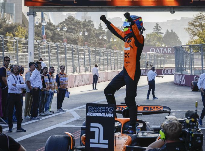 Oscar Piastri (McLaren) feiert seinen Sieg beim Aserbaidschan-GP der Formel 1. Oscar Piastri Formel 1