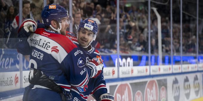 Yannick Weber (l.) von den ZSC Lions jubelt nach seinem Tor im Spiel gegen Ambri-Piotta. ZSC Lions