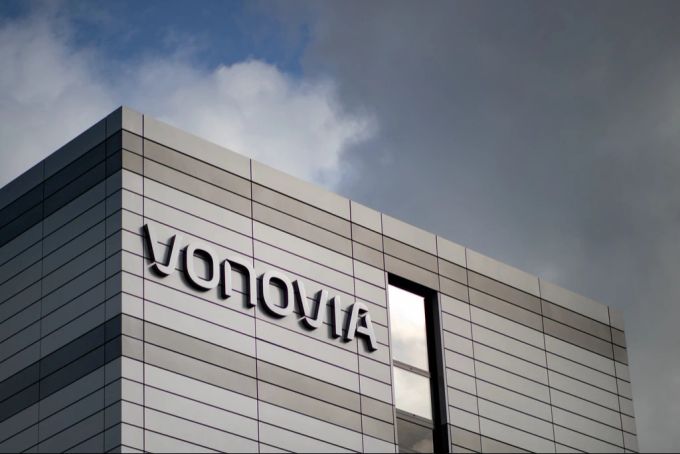 Der Schriftzug des Wohnungsunternehmens Vonovia hängt an der Firmenzentrale in Bochum. (Archivbild) Vonovia Firmenzentrale
