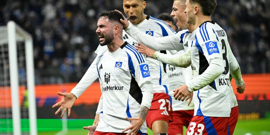 Hamburgs Marco Richter (l) jubelt nach seinem Treffer mit den Mitspielern zum 1:0.