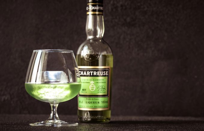 Der Chartreuse kommt aus Frankreich und hat hier eine lange Tradition. Chartreuse Flasche und Glas