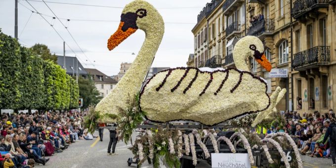 Der Blumenwagen der Stadt Neuchatel fährt während des «Grand Corso fleuri», der Hauptveranstaltung des Weinlesefests. (KEYSTONE/Jean-Christophe Bott). Neuchatel
