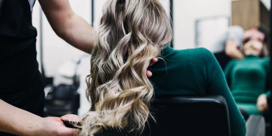 Frau beim Friseur, Balayage