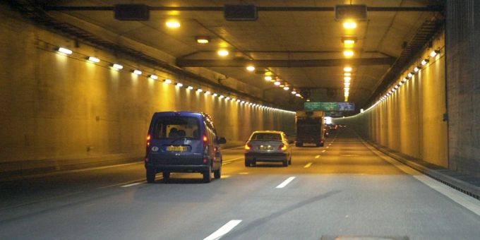 Ein Unfall mit einem Lastwagen sorgt für erhebliche Verkehrsbehinderungen in Basel. (Archivbild) Schwarzwaldtunnel