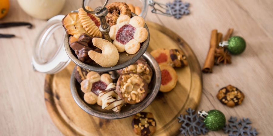 Zu viel Plätzchen genascht? Dagegen hilft Bewegung oder eine Art Intervallfasten – dabei lässt man zum Beispiel an einem Tag das Frühstück einfach ausfallen.