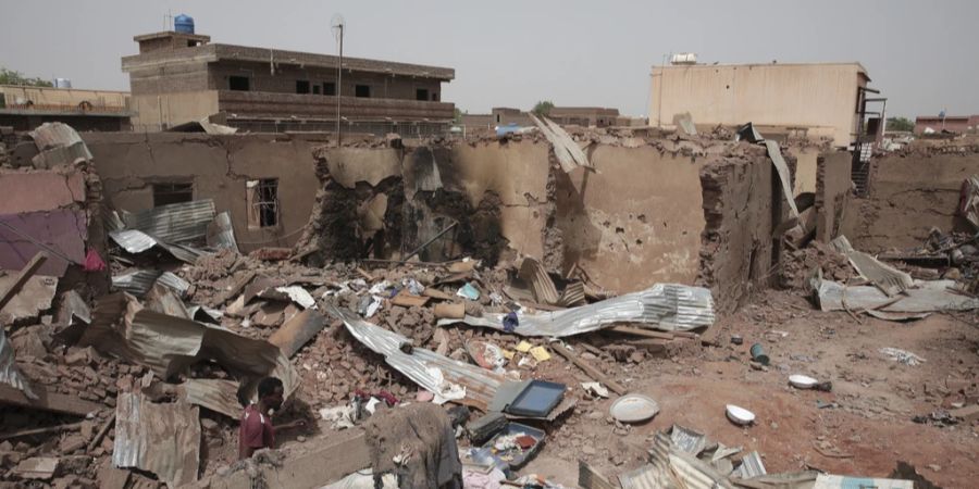 zerstörtes haus im sudan