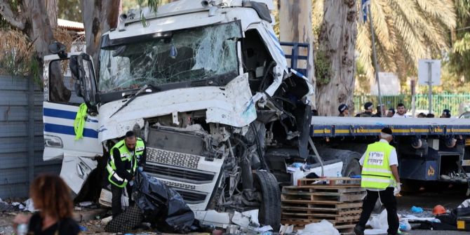 zerstörter lastwagen bei bushaltestelle