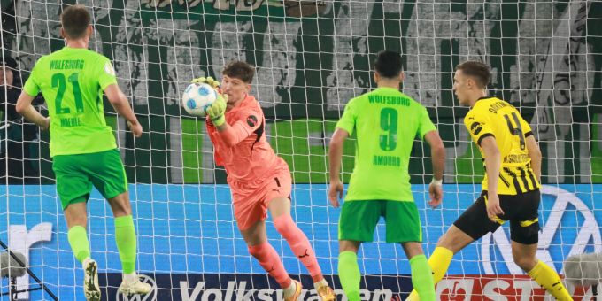 Gregor Kobel fliegt mit dem BVB aus dem DFB-Pokal. BVB Gregor Kobel DFB-Pokal