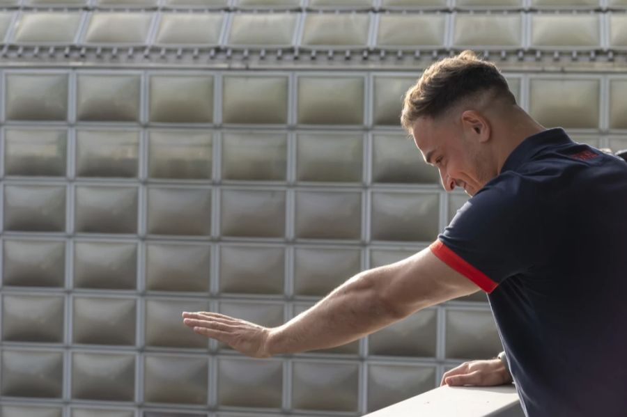 Xherdan Shaqiri winkt vom Balkon.