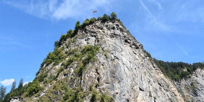 Graubünden - 21-Jähriger stürzt von Felsen 100 Meter in den Tod