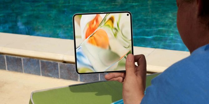 Google Pixel 9 Pro Fold in einer Hand vor einem Pool Sonne