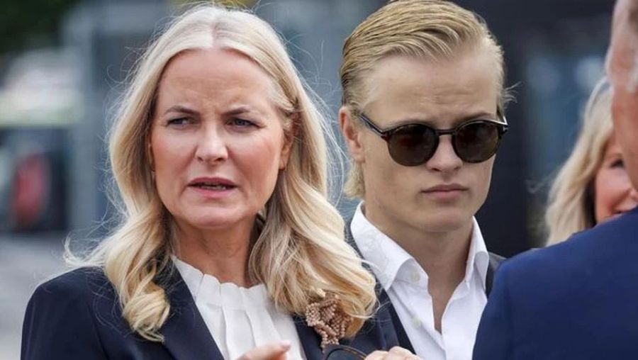 Norwegens Kronprinzessin Mette-Marit mit ihrem Sohn Marius Borg Høiby.