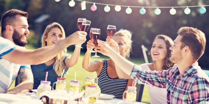 Freunde bei Gartenparty